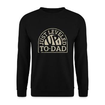 Just Leveld To Dad Papa Vatertag Gaming Dad Spruch - Unisex Pullover - Schwarz - Vorne - Alina (178cm) & Michal (187cm)