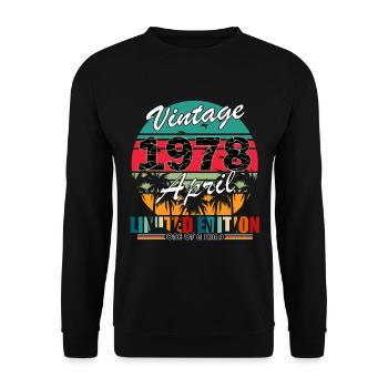 April 1978 Vintage Birthday Vintage Retro - Unisex Sweatshirt - black - Front - Alina (178cm) & Michal (187cm)