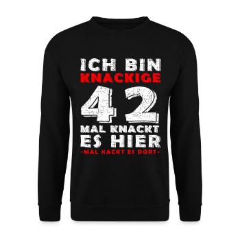 42. Geburtstag Mann Jahrgang 42 Jahre alt Spruch - Unisex Pullover - Schwarz - Vorne - Alina (178cm) & Michal (187cm)