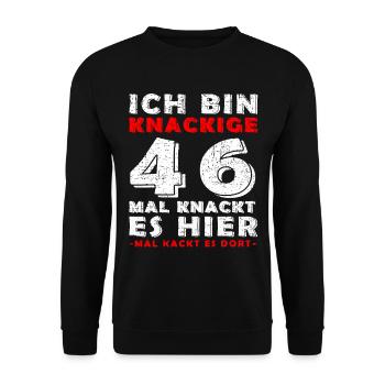46. Geburtstag Mann Jahrgang 46 Jahre alt Spruch - Unisex Pullover - Schwarz - Vorne - Alina (178cm) & Michal (187cm)