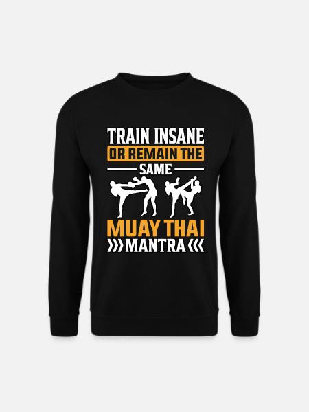 Trainieren Sie verrückt oder bleiben Sie das gleiche Muay Thai Mantra - Unisex Pullover - Schwarz