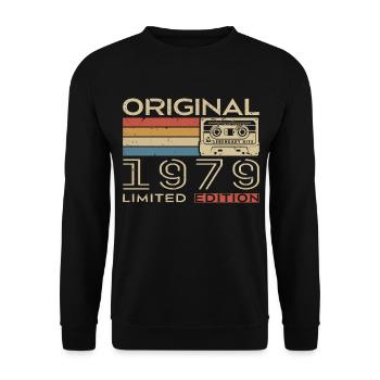 1979 Retro 1979 Geburtstagsgeschenk - Jahrgang 1979 - Unisex Pullover - Schwarz - Vorne - Alina (178cm) & Michal (187cm)