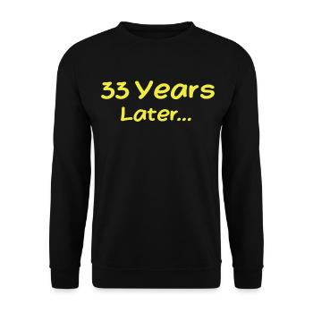 33 Jahre später Lustige Geburtstagsgeschenke, 33. Geburtstag - Unisex Pullover - Schwarz - Vorne - Alina (178cm) & Michal (187cm)