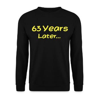 63 Jahre später Lustige Geburtstagsgeschenke, 63. Geburtstag - Unisex Pullover - Schwarz - Vorne - Alina (178cm) & Michal (187cm)