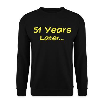 51 Jahre später Lustige Geburtstagsgeschenke, 51. Geburtstag - Unisex Pullover - Schwarz - Vorne - Alina (178cm) & Michal (187cm)