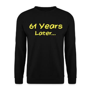 61 Jahre später Lustige Geburtstagsgeschenke, 61. Geburtstag - Unisex Pullover - Schwarz - Vorne - Alina (178cm) & Michal (187cm)