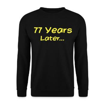 77 Jahre später Lustige Geburtstagsgeschenke, 77. Geburtstag - Unisex Pullover - Schwarz - Vorne - Alina (178cm) & Michal (187cm)