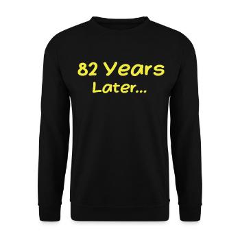 82 Jahre später Lustige Geburtstagsgeschenke, 82. Geburtstag - Unisex Pullover - Schwarz - Vorne - Alina (178cm) & Michal (187cm)