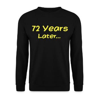 72 Jahre später Lustige Geburtstagsgeschenke, 72. Geburtstag - Unisex Pullover - Schwarz - Vorne - Alina (178cm) & Michal (187cm)