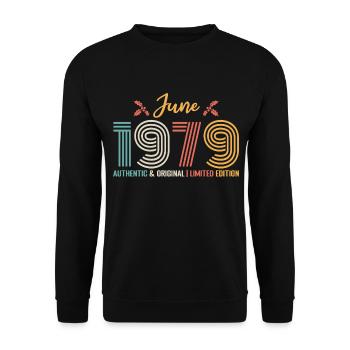 Juni 1979 Geburtstag Juni 1979 Juni Retro - Unisex Pullover - Schwarz - Vorne - Alina (178cm) & Michal (187cm)