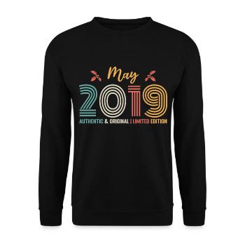 Mai 2019 Jubiläum Mai 2019 Retro - Unisex Pullover - Schwarz - Vorne - Alina (178cm) & Michal (187cm)