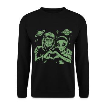 Alien & Bigfoot – Cosmic Friendship - Unisex Pullover - Schwarz - Vorne - Alina (178cm) & Michal (187cm)