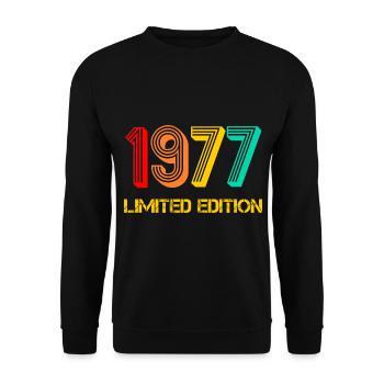 1977 geboren Jahrgang 1977 Geschenk Geburtstag - Unisex Pullover - Schwarz - Vorne - Alina (178cm) & Michal (187cm)
