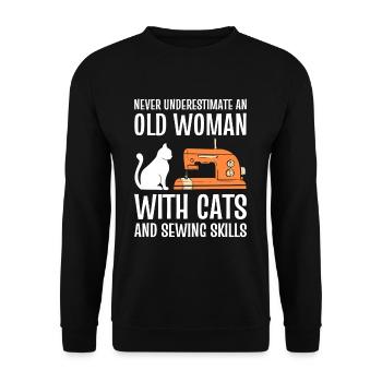 Never Underestimate An Old Woman With Cats And - Sweat-shirt Unisexe - noir - Devant - Alina (178cm) & Michal (187cm)
