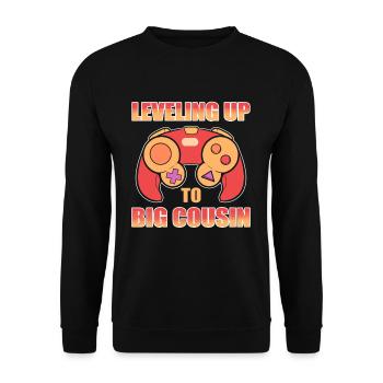 Leveling Up To Big Cousin Family Cousin - Unisex Pullover - Schwarz - Vorne - Alina (178cm) & Michal (187cm)