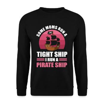 Some Moms Run A Tight Ship I Run A Pirate Ship - Unisex Pullover - Schwarz - Vorne - Alina (178cm) & Michal (187cm)