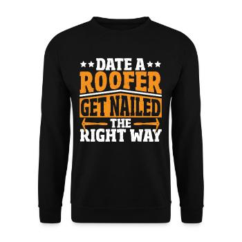 Date Un couvreur se fait clouer de la bonne façon Toiture - Sweat-shirt Unisexe - noir - Devant - Alina (178cm) & Michal (187cm)