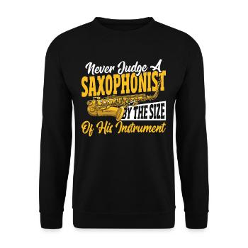Beurteile niemals einen Saxophonisten nach der - Unisex Pullover - Schwarz - Vorne - Alina (178cm) & Michal (187cm)