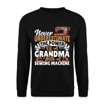 Unterschätze niemals eine Oma mit einer - Unisex Pullover - Schwarz - Vorne - Alina (178cm) & Michal (187cm)
