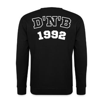 Dnb Outfit Drum & Bass Rave-Outfit für DJs, Raver - Unisex Pullover - Schwarz - Hinten - Alina (178cm)