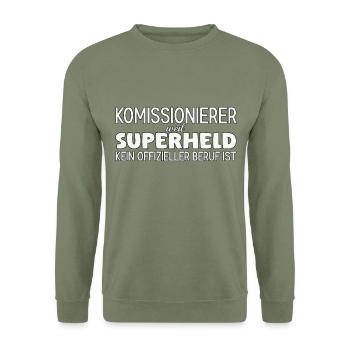 Komissionierer Superheld - Unisex Pullover - Armeegrün - Vorne - Alina (178cm) & Michal (187cm)