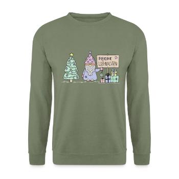 Weihnachts-Wichtel mit Geschenken und Tannenbaum - Unisex Pullover - Armeegrün - Vorne - Alina (178cm) & Michal (187cm)