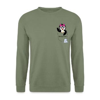 Pinguin in Brusttasche – Keep cool - Unisex Pullover - Armeegrün - Vorne - Alina (178cm) & Michal (187cm)