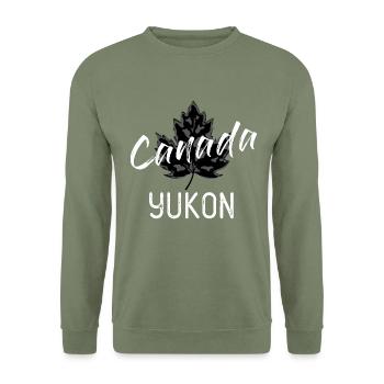 Vintage Yukon Kanada Shirt mit Ahornblatt Look - Unisex Pullover - Armeegrün - Vorne - Alina (178cm) & Michal (187cm)