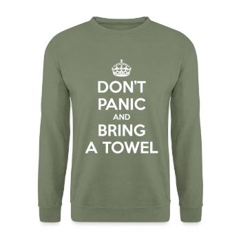 Don't panic and bring a towel (Keep Calm) - Unisex Pullover - Armeegrün - Vorne - Alina (178cm) & Michal (187cm)