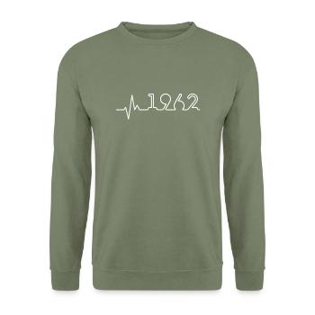 Heartbeat Minimal Birthday Vintage 1962 Line - Unisex Sweatshirt - army green - Front - Alina (178cm) & Michal (187cm)