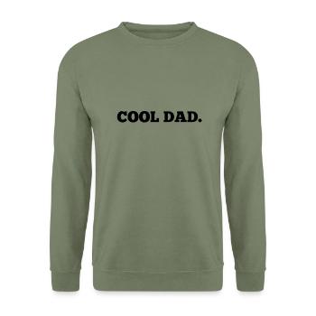 cool dad. - Unisex Pullover - Armeegrün - Vorne - Alina (178cm) & Michal (187cm)