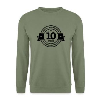 Original 10 Jahre - Unisex Pullover - Armeegrün - Vorne - Alina (178cm) & Michal (187cm)