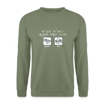 Ce que je fais de mon temps libre.. - Sweat-shirt Unisexe - vert militaire - Devant - Alina (178cm) & Michal (187cm)