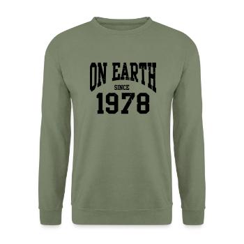 Birthday - On Earth Since 1978 - Geburtstag - Sweat-shirt Unisexe - vert militaire - Devant - Alina (178cm) & Michal (187cm)
