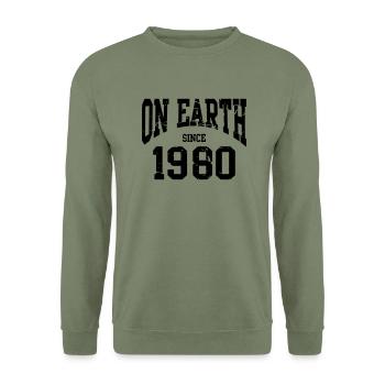 Birthday - On Earth Since 1980 - Geburtstag - Sweat-shirt Unisexe - vert militaire - Devant - Alina (178cm) & Michal (187cm)