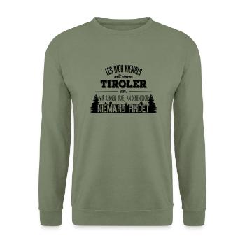 Leg dich niemals mit einem Tiroler an - Unisex Pullover - Armeegrün - Vorne - Alina (178cm) & Michal (187cm)