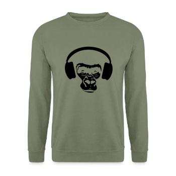 Chimp with headphones - Unisex Pullover - Armeegrün - Vorne - Alina (178cm) & Michal (187cm)