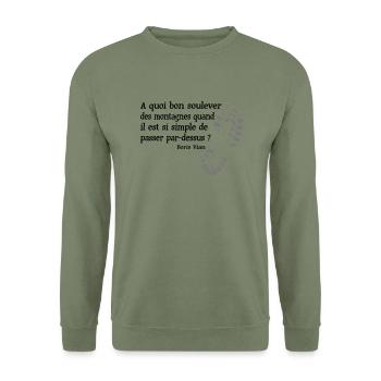 Boris Vian Was nützt Berge versetzen " - Unisex Pullover - Armeegrün - Vorne - Alina (178cm) & Michal (187cm)