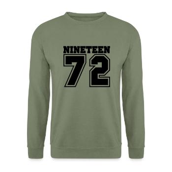 1972 - Unisex Pullover - Armeegrün - Vorne - Alina (178cm) & Michal (187cm)
