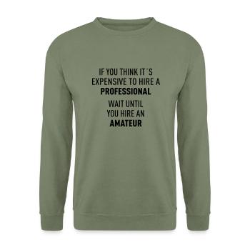 Professional VS Amateur - Unisex Pullover - Armeegrün - Vorne - Alina (178cm) & Michal (187cm)