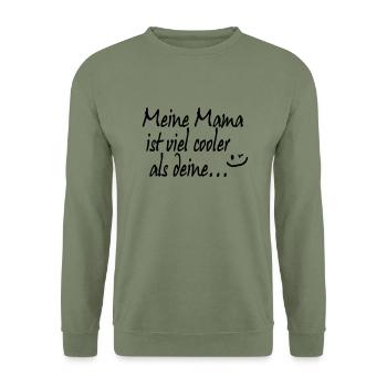 Meine Mama ist viel cooler als deine... - Unisex Pullover - Armeegrün - Vorne - Alina (178cm) & Michal (187cm)