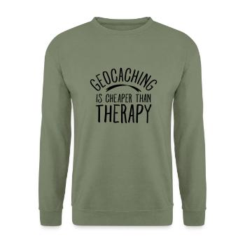Geocaching Is CHeaper Than Therapy Therapy - Unisex Pullover - Armeegrün - Vorne - Alina (178cm) & Michal (187cm)
