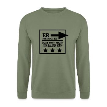 er heiratet - nur zum saufen hier - Unisex Pullover - Armeegrün - Vorne - Alina (178cm) & Michal (187cm)