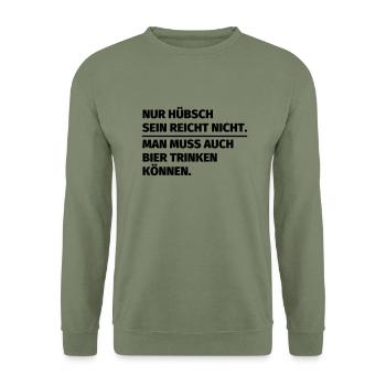 Nur hübsch sein reicht nicht man muss auch Bier tr - Unisex Pullover - Armeegrün - Vorne - Alina (178cm) & Michal (187cm)