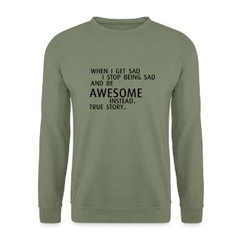 Not Sad but Awesome (capital) - Unisex Pullover - Armeegrün - Vorne - Alina (178cm) & Michal (187cm)