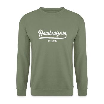 Hausbesitzerin seit 2025 Eigentümerin Bauherrin - Unisex Pullover - Armeegrün - Vorne - Alina (178cm) & Michal (187cm)
