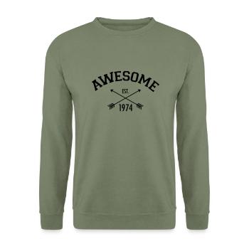 Awesome Est. 1974 - Unisex Pullover - Armeegrün - Vorne - Alina (178cm) & Michal (187cm)