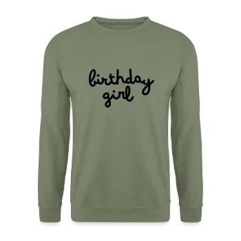 Birthday Girl - Unisex Pullover - Armeegrün - Vorne - Alina (178cm) & Michal (187cm)