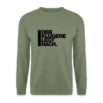 DER KLÜGERE LEGT NACH. - Unisex Pullover - Armeegrün - Vorne - Alina (178cm) & Michal (187cm)
