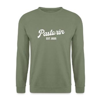 Pastorin 2025 Frau Pastor Kirche Vikarin Pfarrerin - Unisex Pullover - Armeegrün - Vorne - Alina (178cm) & Michal (187cm)